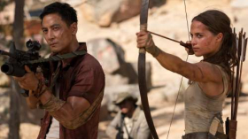 Tomb Raider (2018) 014 Daniel Wu jako Lu Ren, Alicia Vikander jako Lara Croft