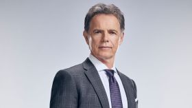 Rezydenci (2018) Serial TV - The Resident 010 Bruce Greenwood jako Dr Randolph Bell