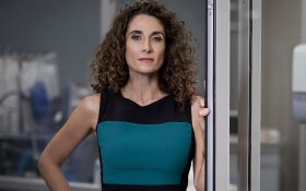 Rezydenci (2018) Serial TV - The Resident 011 Melina Kanakaredes jako Dr Lane Hunter