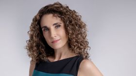 Rezydenci (2018) Serial TV - The Resident 012 Melina Kanakaredes jako Dr Lane Hunter