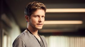 Rezydenci (2018) Serial TV - The Resident 013 Matt Czuchry jako Dr Conrad Hawkins