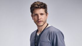 Rezydenci (2018) Serial TV - The Resident 014 Matt Czuchry jako Dr Conrad Hawkins