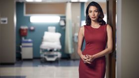 Rezydenci (2018) Serial TV - The Resident 017 Moran Atias jako Renata Morali