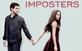 Oszusci (2017-2018) Serial TV Imposters 003 Rob Heaps jako Ezra Bloom, Inbar Lavi jako Maddie