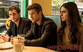 Oszusci (2017-2018) Serial TV Imposters 005 Rob Heaps jako Ezra Bloom, Parker Young jako Richard Evans, Marianne Rendon jako Jules Langmore