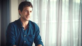 Oszusci (2017-2018) Serial TV Imposters 006 Rob Heaps jako Ezra Bloom