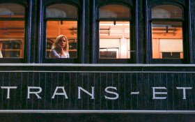 Dobre miejsce (2016) serial TV - The Good Place 021 Kristen Bell jako Eleanor Shellstrop, Pociag