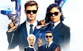 Men in Black International (2019) 001 Chris Hemsworth jako Agent H, Tessa Thompson jako Agentka M,  Emma Thompson jako Agent O,  Liam Neeson jako Agent High T