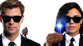 Men in Black International (2019) 005 Chris Hemsworth jako Agent H, Tessa Thompson jako Agentka M