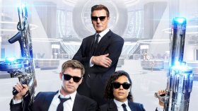 Men in Black International (2019) 006 Liam Neeson jako Agent High T, Chris Hemsworth jako Agent H, Tessa Thompson jako Agentka M