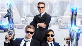 Men in Black International (2019) 006 Liam Neeson jako Agent High T, Chris Hemsworth jako Agent H, Tessa Thompson jako Agentka M