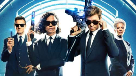 Men in Black International (2019) 008 Liam Neeson jako Agent High T, Chris Hemsworth jako Agent H, Tessa Thompson jako Agentka M, Emma Thompson jako Agent O