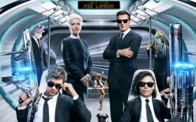 Men in Black International (2019) 009 Emma Thompson jako Agent O, Liam Neeson jako Agent High T, Chris Hemsworth jako Agent H, Tessa Thompson jako Agentka M