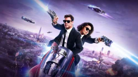 Men in Black International (2019) 010 Chris Hemsworth jako Agent H, Tessa Thompson jako Agentka M