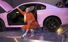 Kylie Jenner 028 2019 Adidas, Rozowy Samochod
