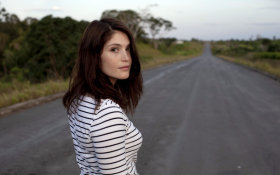 Gemma Arterton 019 Droga, Drzewa