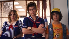 Stranger Things (2016) Serial TV 036 Season 3 Maya Hawke jako Robin, Joe Keery jako Steve Harrington, Gaten Matarazzo jako Dustin Henderson