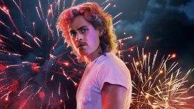 Stranger Things (2016) Serial TV 043 Sezon 3 Dacre Montgomery jako Billy Hargrove