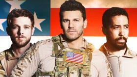 Seal Team (2017) Serial TV 003 Max Thieriot jako Clay Spenser, David Boreanaz jako Jason Hayes, Neil Brown Jr jako Ray Perry