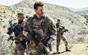 Seal Team (2017) Serial TV 006 A.J. Buckley jako Sonny Quinn, David Boreanaz jako Jason Hayes