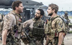 Seal Team (2017) Serial TV 022 David Boreanaz jako Jason Hayes, Neil Brown Jr jako Ray Perry, Max Thieriot jako Clay Spenser