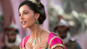 Aladyn (2019) Aladdin 007 Naomi Scott jako Jasmine