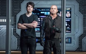 Legends of Tomorrow - Serial TV 012 Brandon Routh jako Ray Palmer - Atom, Dominic Purcell jako Mick Rory - Heat Wave