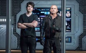 Legends of Tomorrow - Serial TV 012 Brandon Routh jako Ray Palmer - Atom, Dominic Purcell jako Mick Rory - Heat Wave