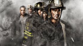 Chicago Fire (2012-) Serial TV 016 Taylor Kinney jako Kelly Severide, Jesse Spencer jako Matthew Casey, Eamonn Walker jako Wallace Boden, Charlie Barnett jako Peter Mills, Monica Raymund jako Gabriela Dawson