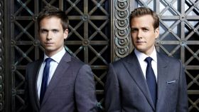 W garniturach (2011-2019) Suits Serial TV 005 Patrick J. Adams jako Michael James Ross, Gabriel Macht jako Harvey Reginald Specter