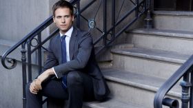 W garniturach (2011-2019) Suits Serial TV 010 Patrick J. Adams jako Michael James Ross