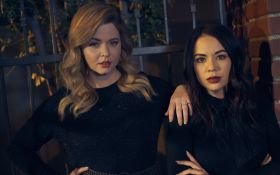 Slodkie klamstewka Perfekcjonistki (2019) 010 Pretty Little Liars The Perfectionists - Sasha Pieterse jako Alison DiLaurentis, Janel Parrish jako Mona Vanderwaal