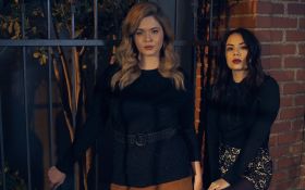 Slodkie klamstewka Perfekcjonistki (2019) 011 Pretty Little Liars The Perfectionists - Sasha Pieterse jako Alison DiLaurentis, Janel Parrish jako Mona Vanderwaal