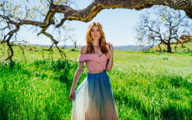 Katherine McNamara 049 2019 Drzewo, Trawa