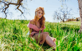 Katherine McNamara 050 2019 Natura, Trawa, Drzewo