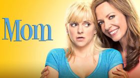 Mamuska (2013-) Mom Serial TV 003 Anna Faris jako Christy Plunkett, Allison Janney jako Bonnie Plunkett