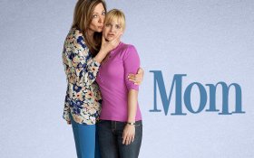 Mamuska (2013-) Mom Serial TV 011 Allison Janney jako Bonnie Plunkett, Anna Faris jako Christy Plunkett