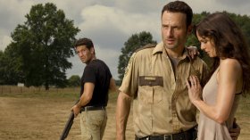 The Walking Dead (2010-) Serial TV 070 Jon Bernthal jako Shane Walsh, Andrew Lincoln jako Rick Grimes, Sarah Wayne Callies jako Lori Grimes
