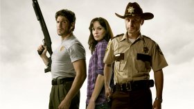 The Walking Dead (2010-) Serial TV 072 Jon Bernthal jako Shane Walsh, Sarah Wayne Callies jako Lori Grimes, Andrew Lincoln jako Rick Grimes