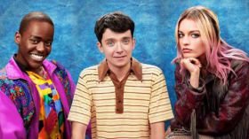 Sex Education 2019 Netflix 004 Ncuti Gatwa jako Eric Effiong, Asa Butterfield jako Otis Milburn, Emma Mackey jako Maeve Wiley