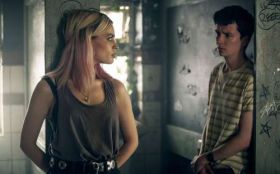 Sex Education 2019 Netflix 029 Emma Mackey jako Maeve Wiley, Asa Butterfield jako Otis Milburn