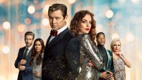 Dynastia (2017) Dynasty TV 014 Netflix, Grant Show jako Blake Carrington, Elizabeth Gillies jako Fallon Carrington, Liam Ridley, Cristal Flores Jennings Carrington, Jeff Colby, Alexis Carrington Colby