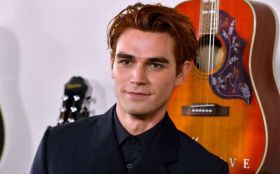 KJ Apa 010 2020