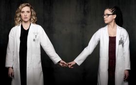 Orphan Black (Serial TV 2013-2017) 109 Evelyne Brochu jako Delphine Cormier i Tatiana Maslany jako Cosima Niehaus