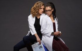 Orphan Black (Serial TV 2013-2017) 110 Evelyne Brochu jako Delphine Cormier i Tatiana Maslany jako Cosima Niehaus