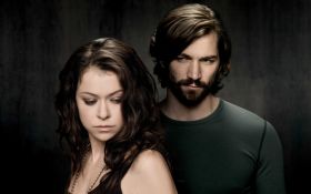 Orphan Black (Serial TV 2013-2017) 119 Tatiana Maslany jako Sarah Manning i Michiel Huisman jako Cal Morrison