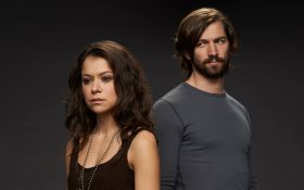 Orphan Black (Serial TV 2013-2017) 120 Tatiana Maslany jako Sarah Manning i Michiel Huisman jako Cal Morrison