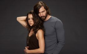 Orphan Black (Serial TV 2013-2017) 121 Tatiana Maslany jako Sarah Manning i Michiel Huisman jako Cal Morrison