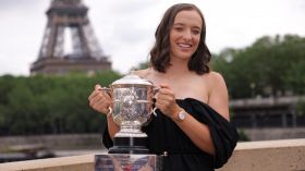 Iga Swiatek 085 French Open 2023, Roland Garros 2023, Trofeum, Francja, Paryz, Wieza Eiffla