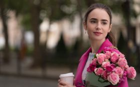 Emily w Paryzu (Emily in Paris) Serial 2020 003 Lily Collins jako Emily Cooper, Rozowe Roze